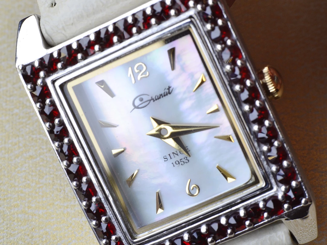 Dámské hodinky světlé český granát Zlacení, Bílá