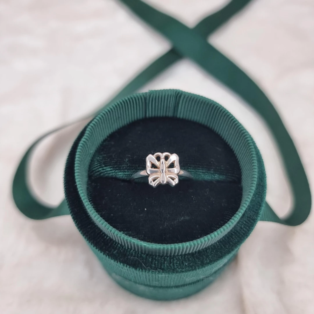 Jemný stříbrný prsten s motivem motýlka