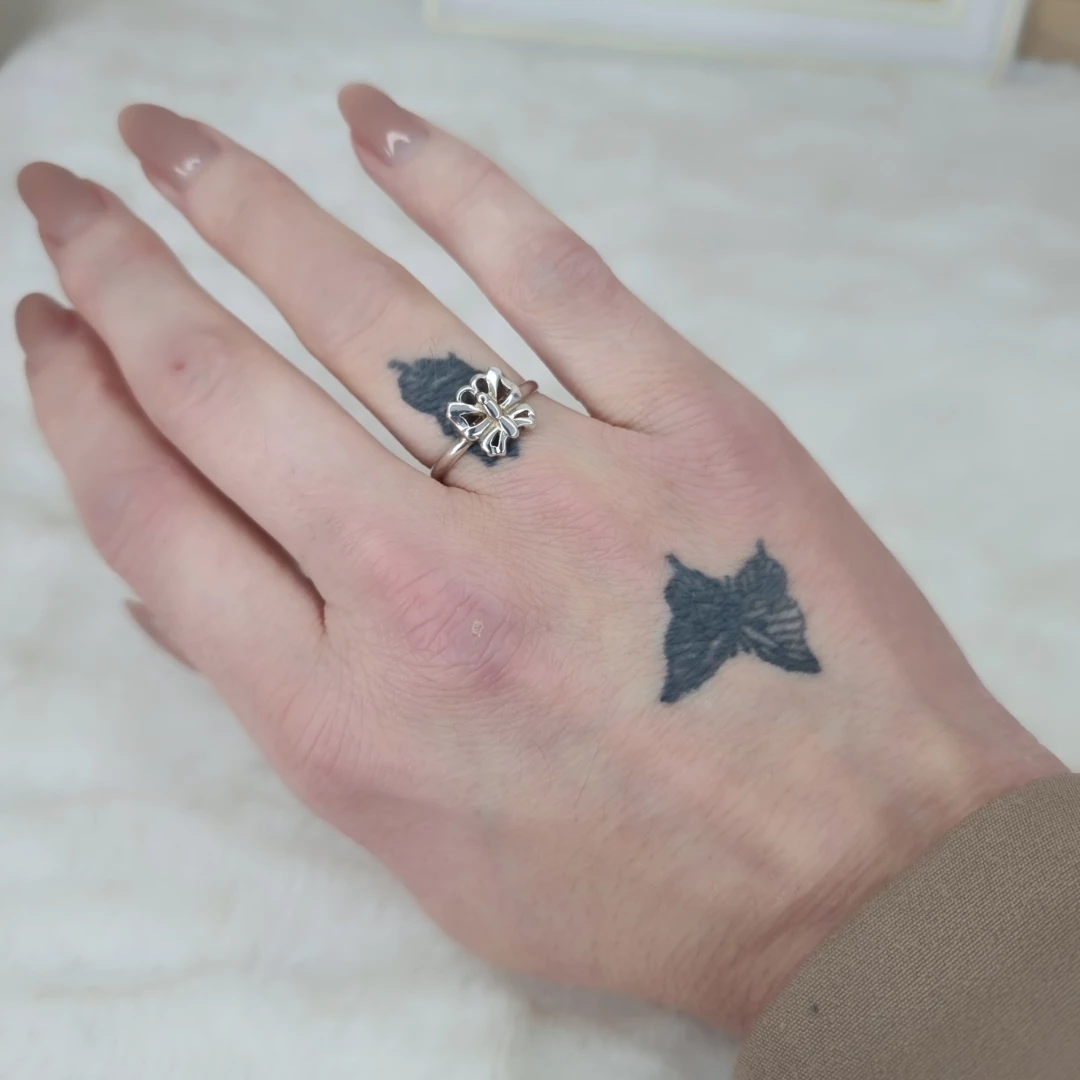 Jemný stříbrný prsten s motivem motýlka