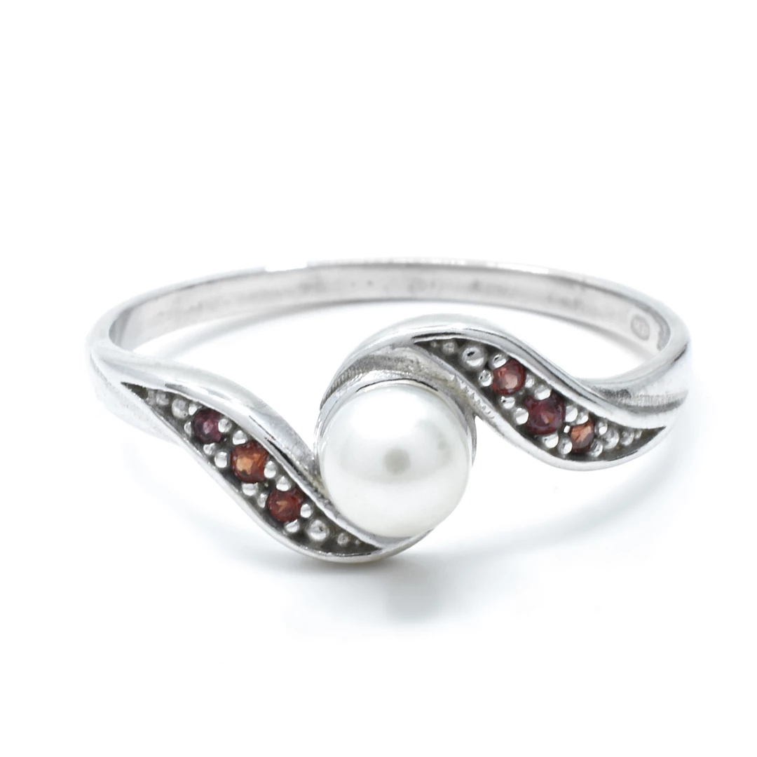 Stříbrný prsten český granát s perlou 50, Rhodiování