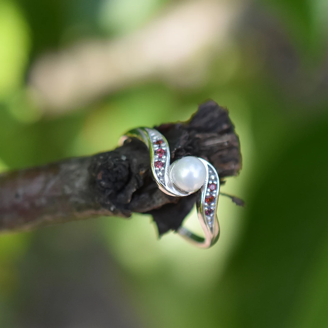 Stříbrný prsten český granát s perlou 69, Rhodiování