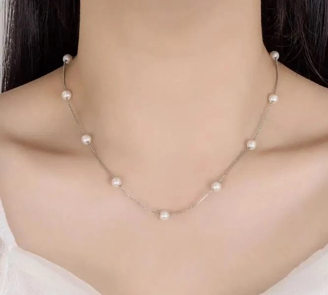Stříbrný jemný kuličkový náhrdelník s perličkami