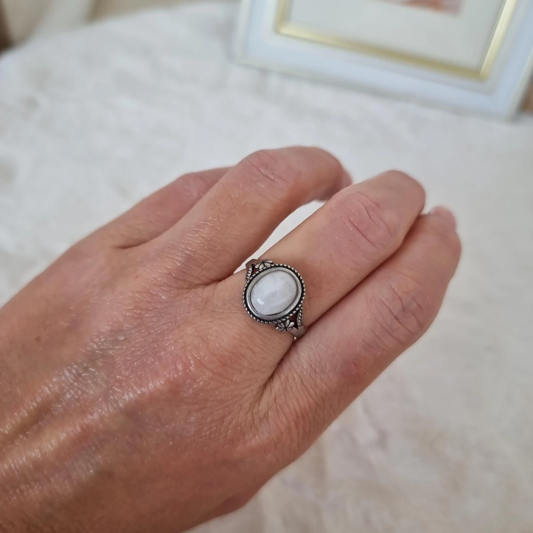 Stříbrný prsten měsíční kámen