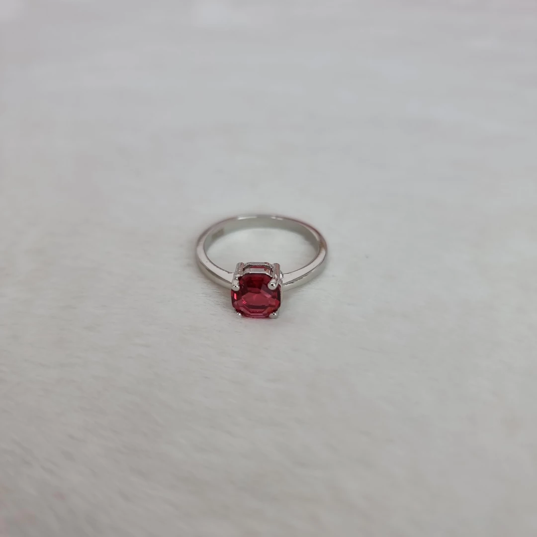 Stříbrný prsten s červeným zirkonem 54