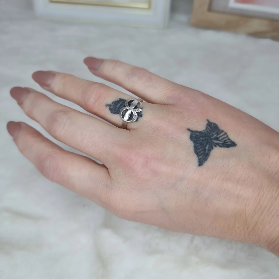 Stříbrný prsten s motivem nekonečna a zdobením