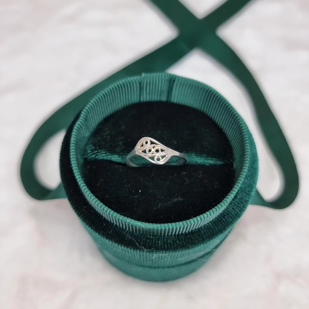 Jemný stříbrný prsten s motivem vlnky