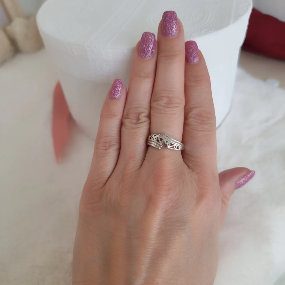 Stříbrný prsten s ornamenty 53