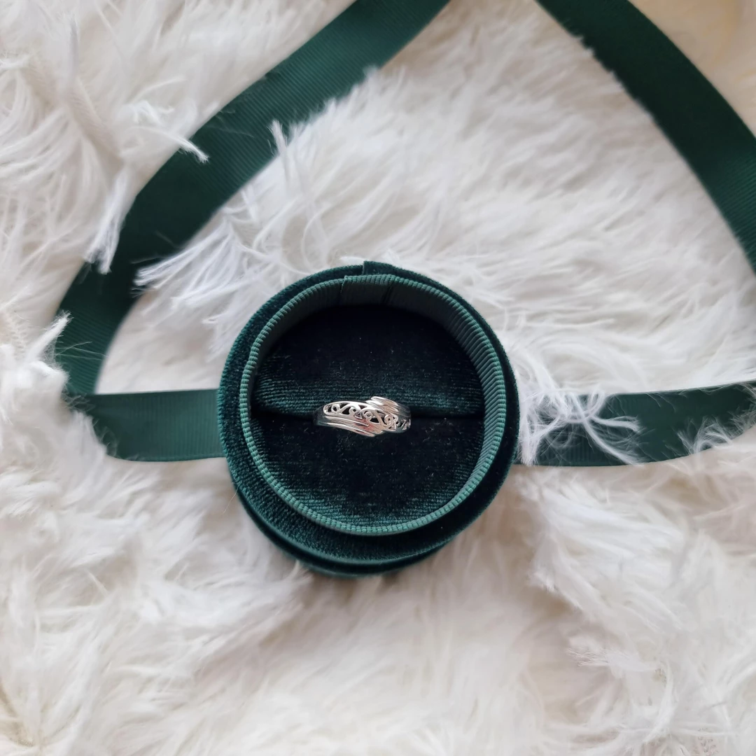 Stříbrný prsten s ornamenty 55