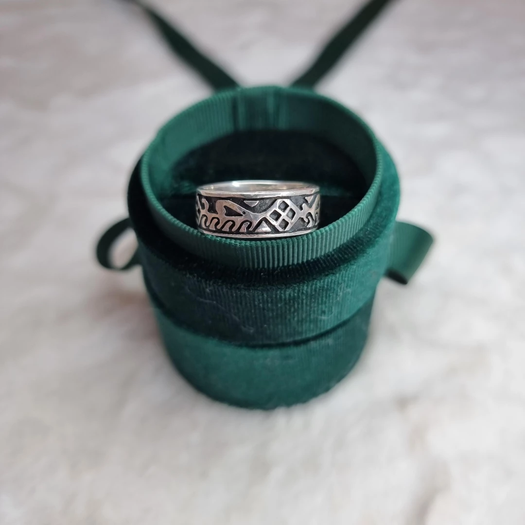 Stříbrný prsten s patinou a ornamenty