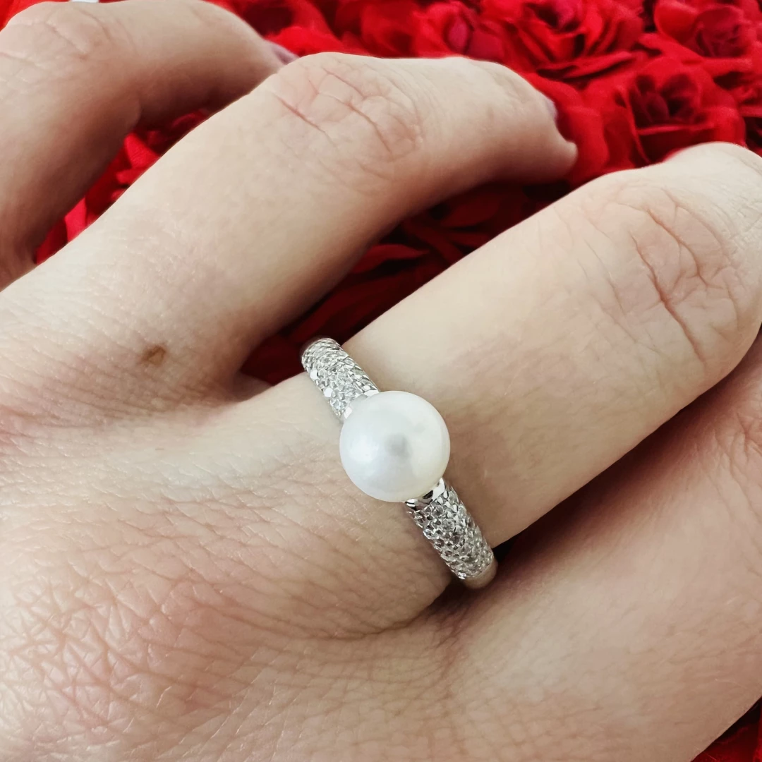 Stříbrný prsten s perlou 56