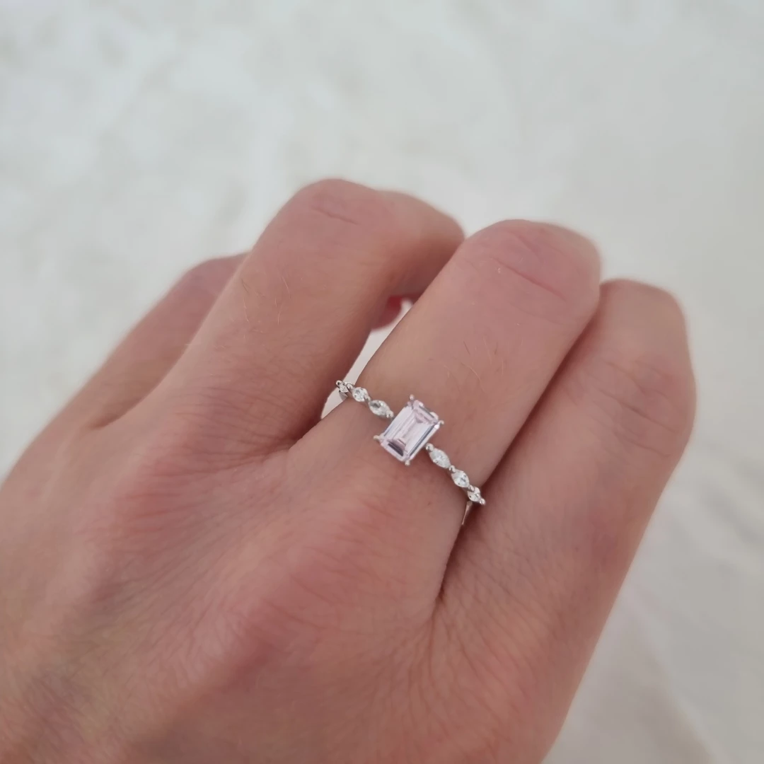 Stříbrný prsten s růžovým zirkonkem 54