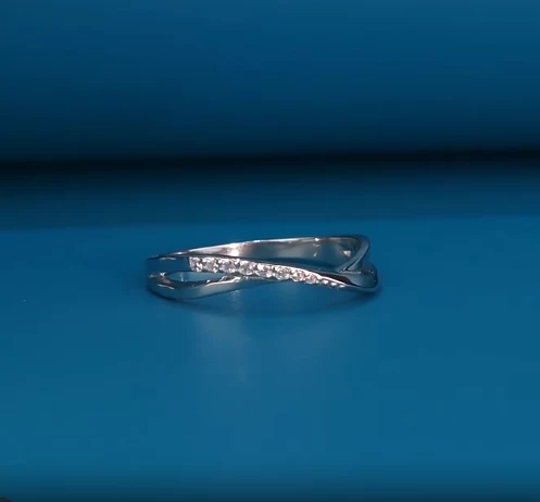 Stříbrný prsten vlnka se zirkony 60
