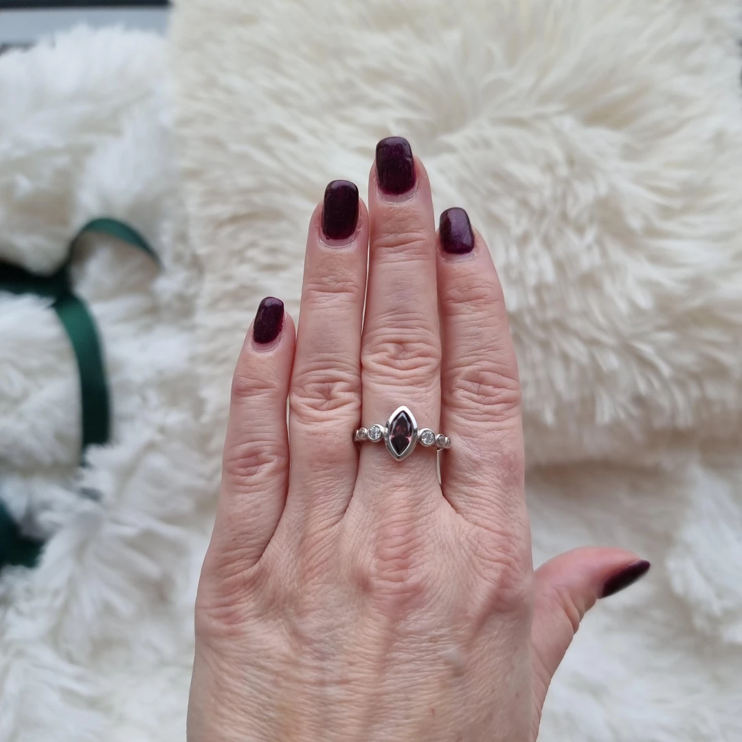 Stříbrný prsten se zirkony a rhodolitem
