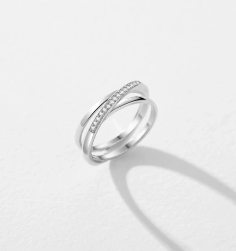 Stříbrný zatočený prsten se zirkony