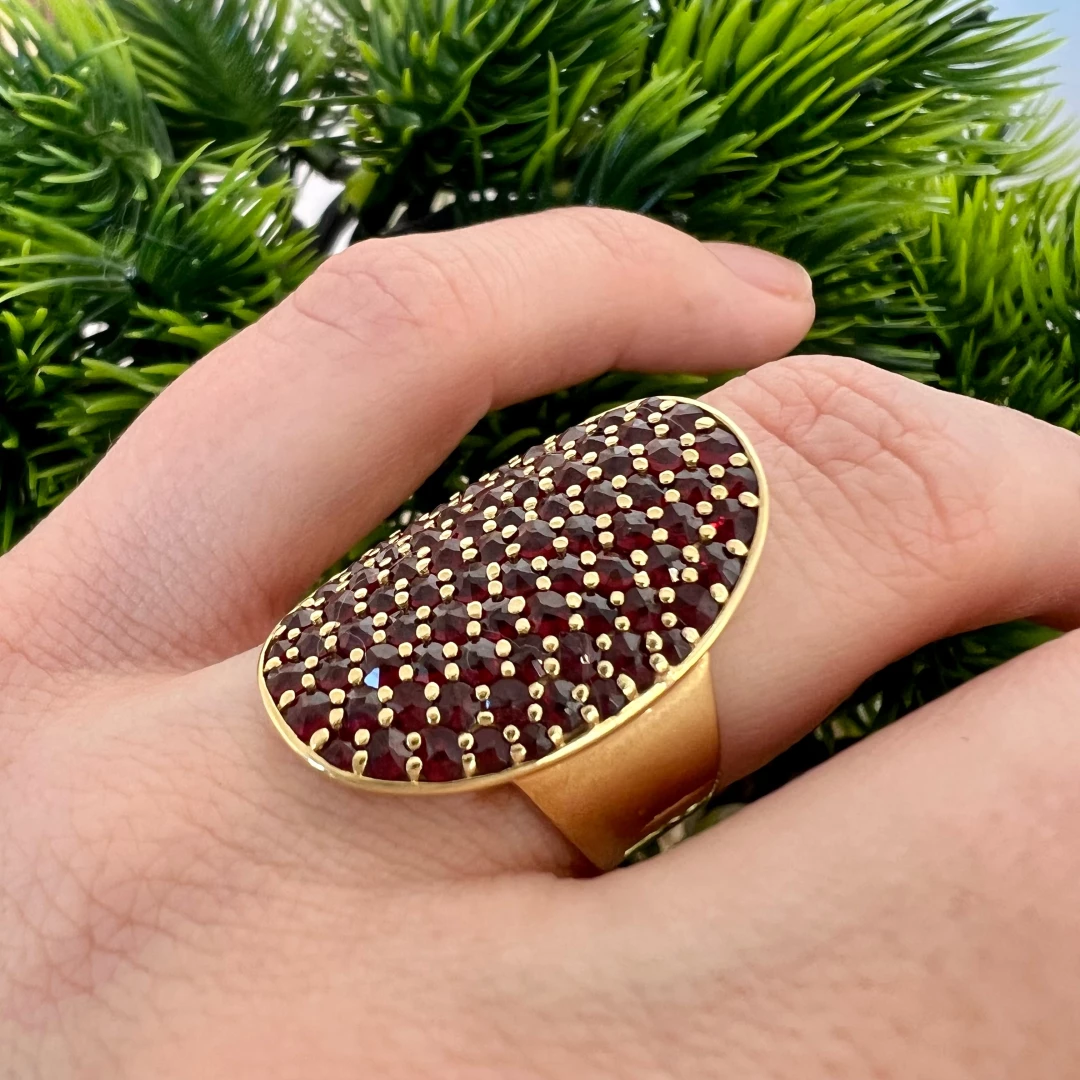 Zlatý prsten oválný český granát Ella 64, Zlato Au 585/1000 (dodání 1-8 týdnů)
