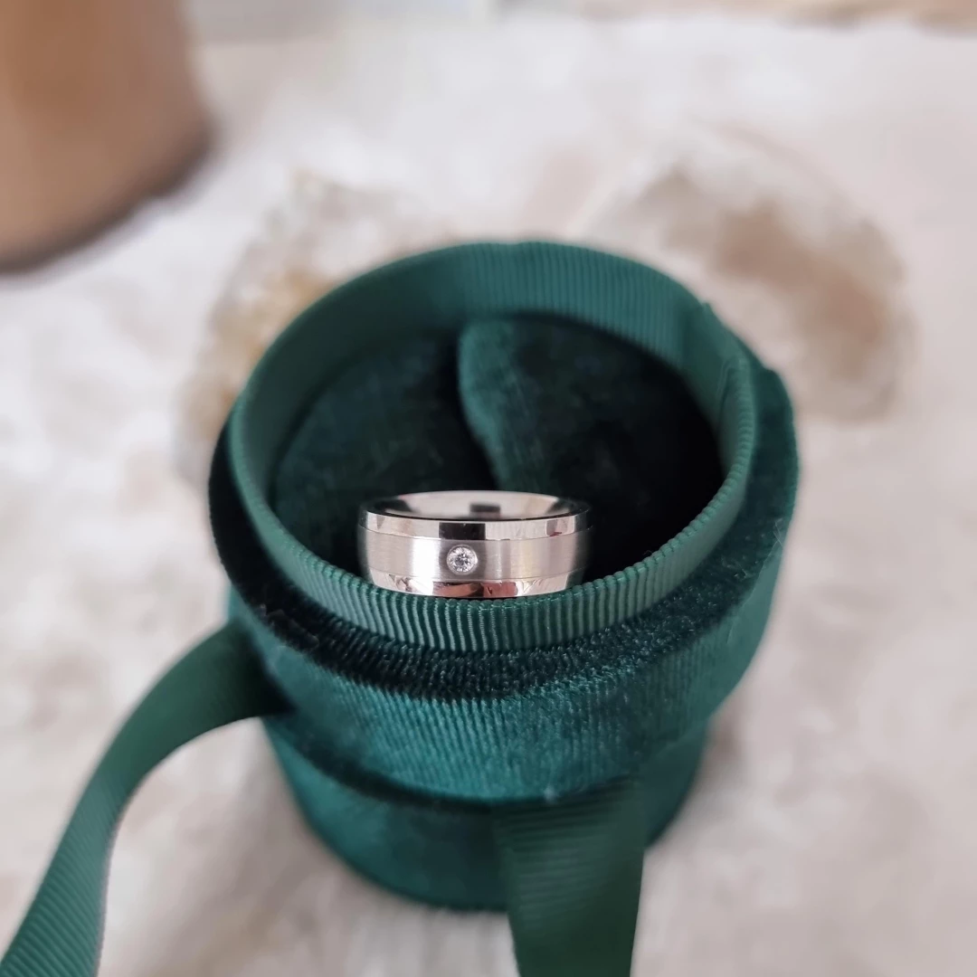 Snubní prsten z chirurgické oceli se zirkonem