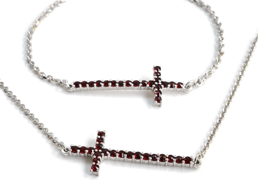 Stříbrný náhrdelník křížek český granát Rhodiování