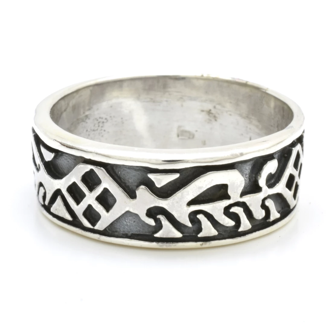 Stříbrný prsten s ornamenty 57
