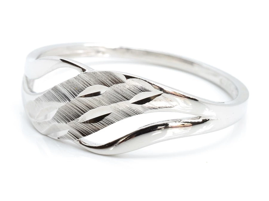 Stříbrný prsten zdobený 56