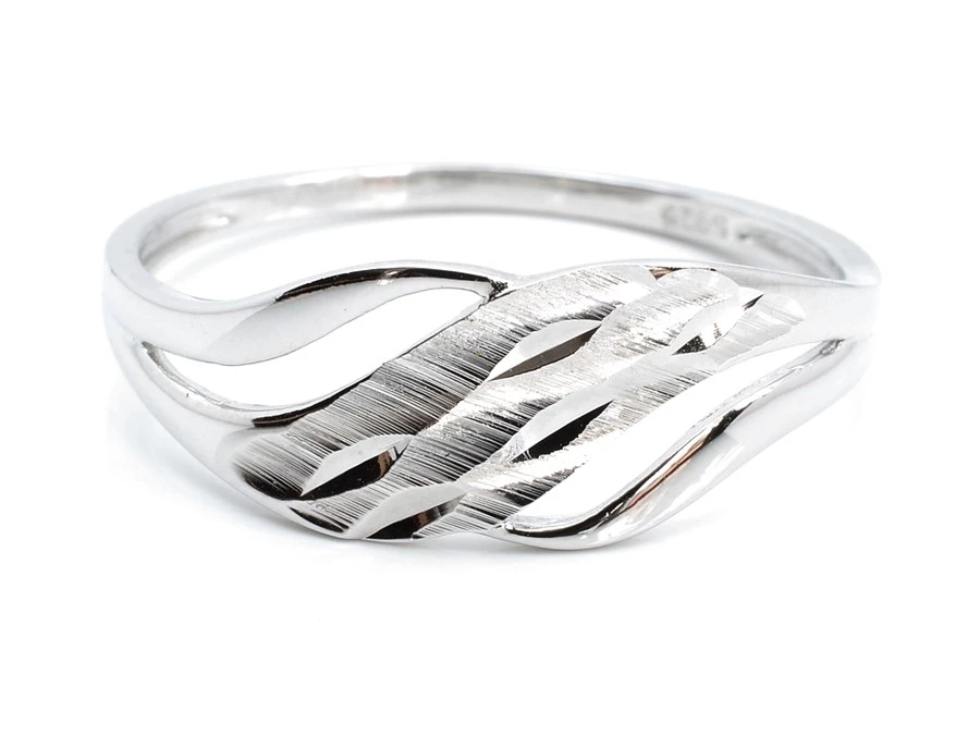 Stříbrný prsten zdobený 60
