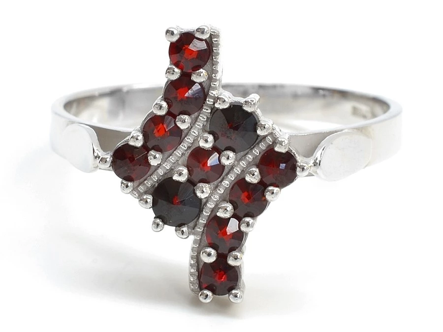 Stříbrný prsten český granát