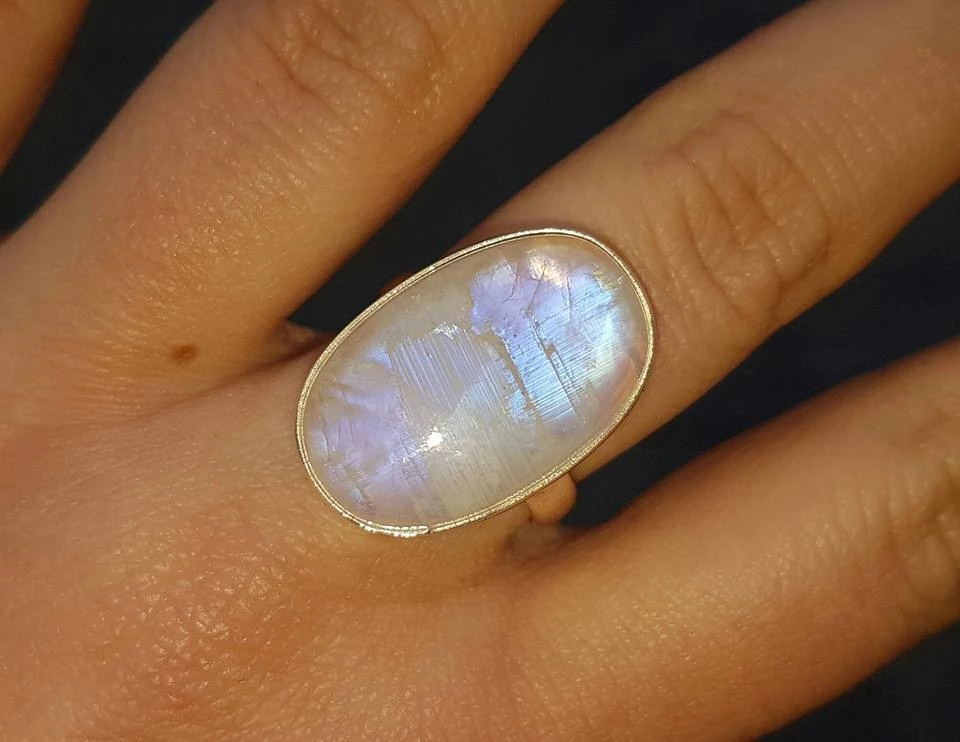 Stříbrný prsten ovál měsíční kámen 55