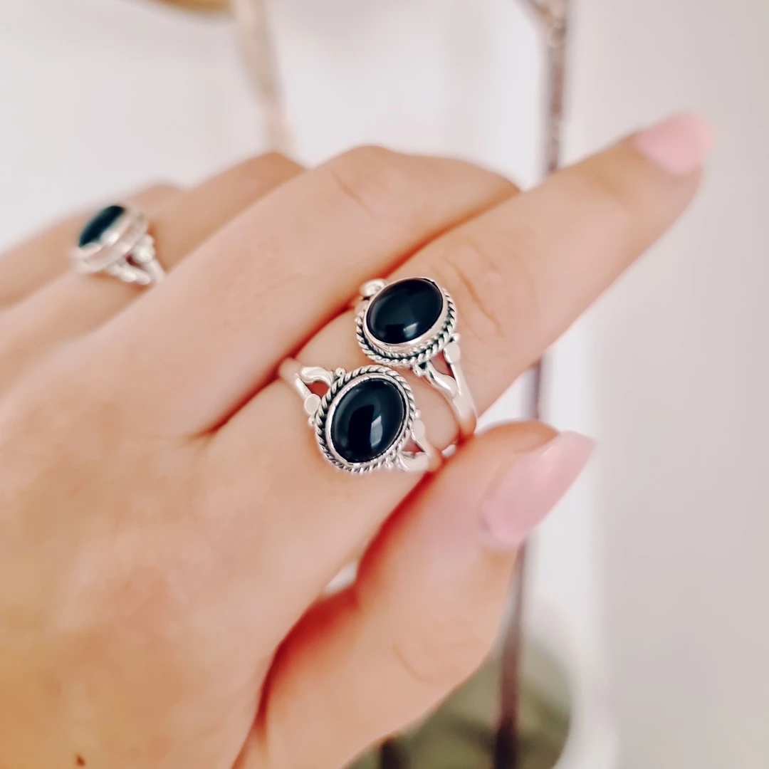 Stříbrný prsten onyx 55