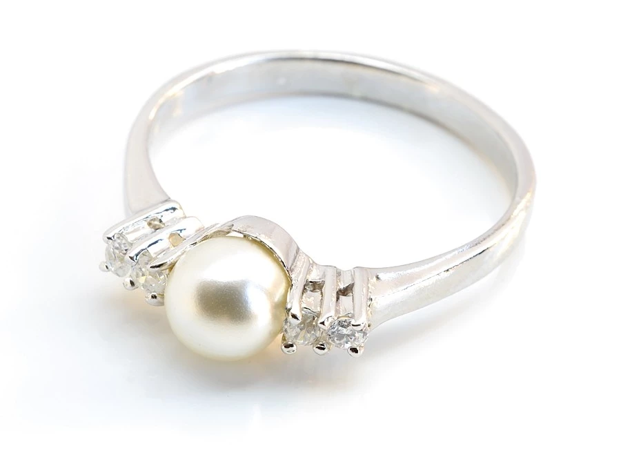 Stříbrný prsten perla 58