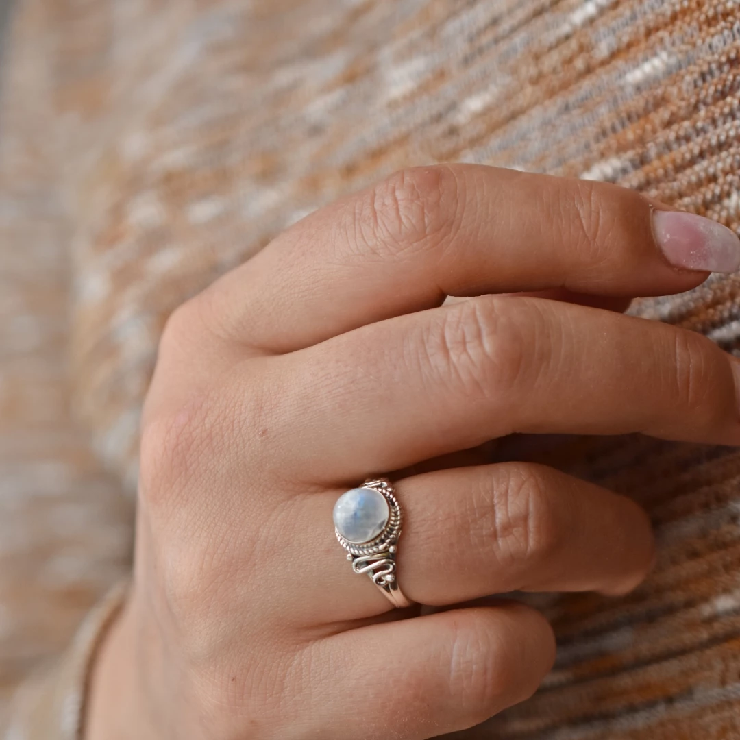 Stříbrný prsten kulatý měsíční kámen