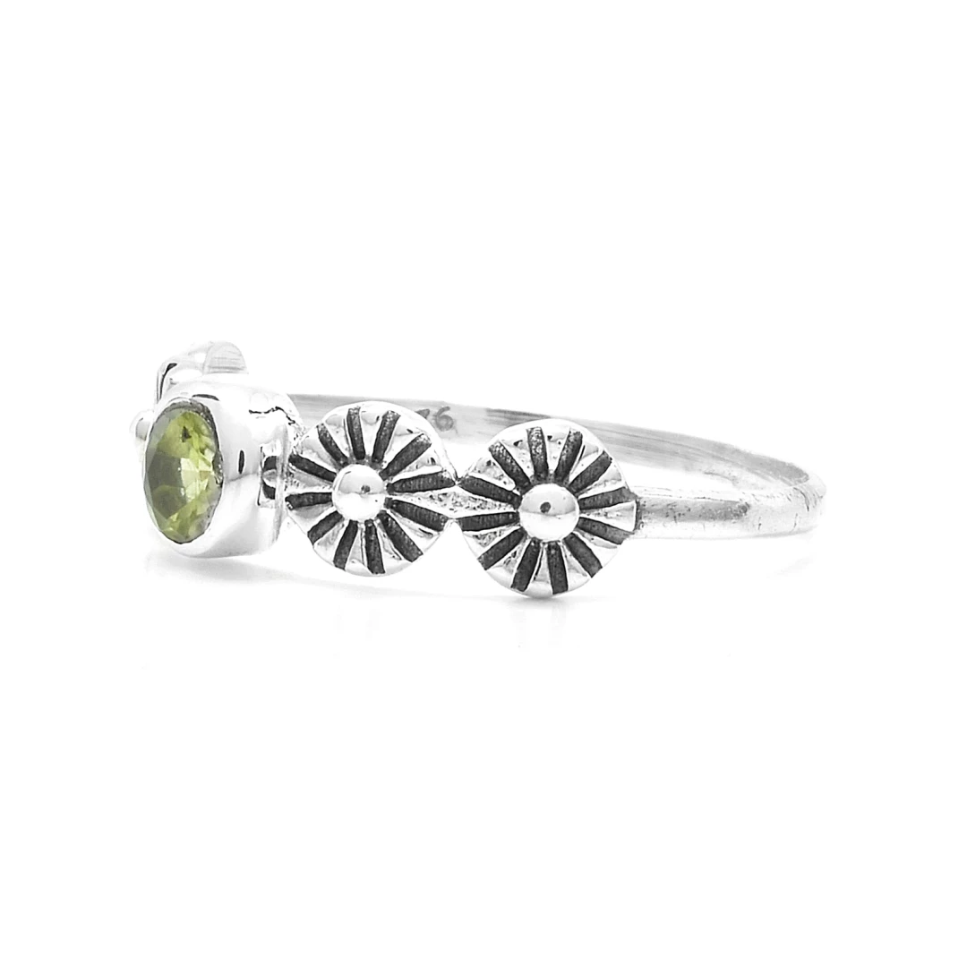 Stříbrný prsten olivín kytičky 56
