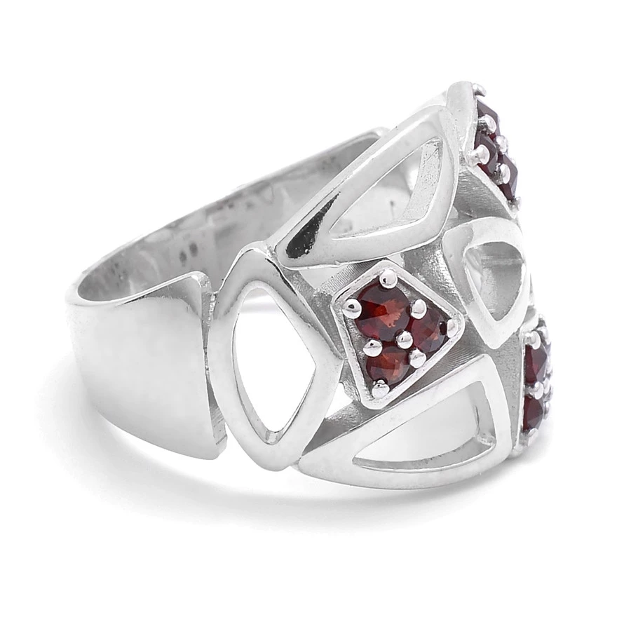Stříbrný prsten zdobený český granát