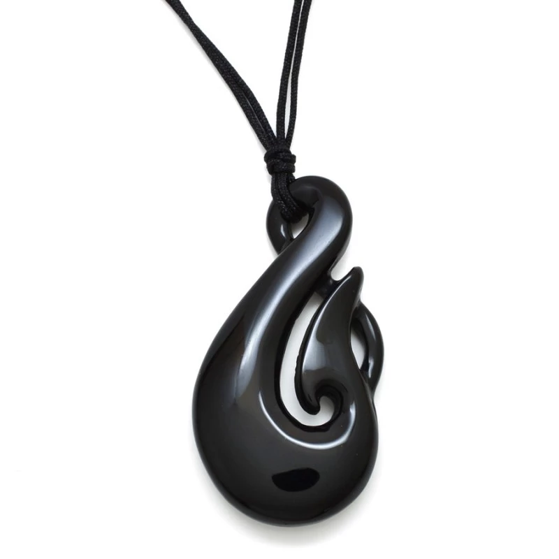 Černý náhrdelník maorský háček onyx